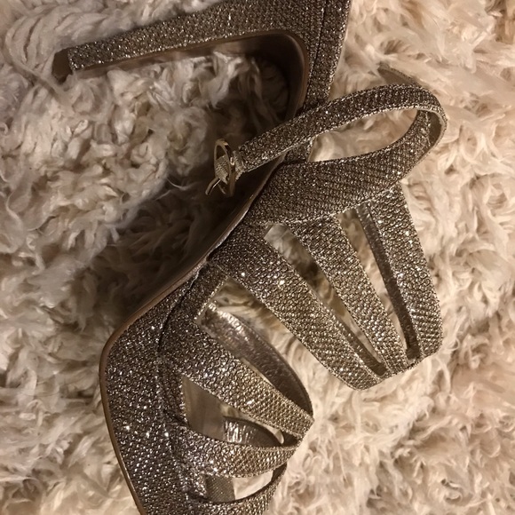 Gold and glitz! - Picture 3 of 3